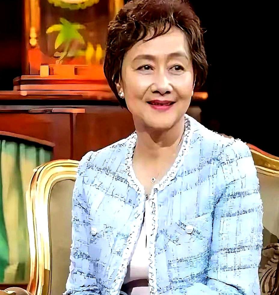 天天凌晨五点爬起来熬粥，一干就是整整两年，期间连个保姆、助理都不请，这事儿要是搁