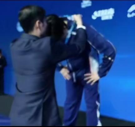 澳门世界杯颁奖仪式上，王励勤对王楚钦的偏爱真的藏不住，喜欢都快溢出来了！王