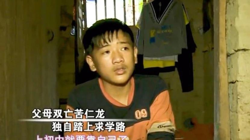 广西一13岁男孩，童年痛失双亲，但变成孤儿的他并不信命，饿了他就去捡烂苹果吃，没