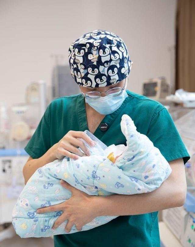 湖北武汉，一男子的妻子去医院生孩子，可孩子刚生下，就查出右下肢骨折。男子不依不饶