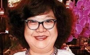 已经昏迷多日的沈殿霞，毫无征兆地睁开了眼睛。女儿郑欣宜扑到床边，以为母亲终于要交