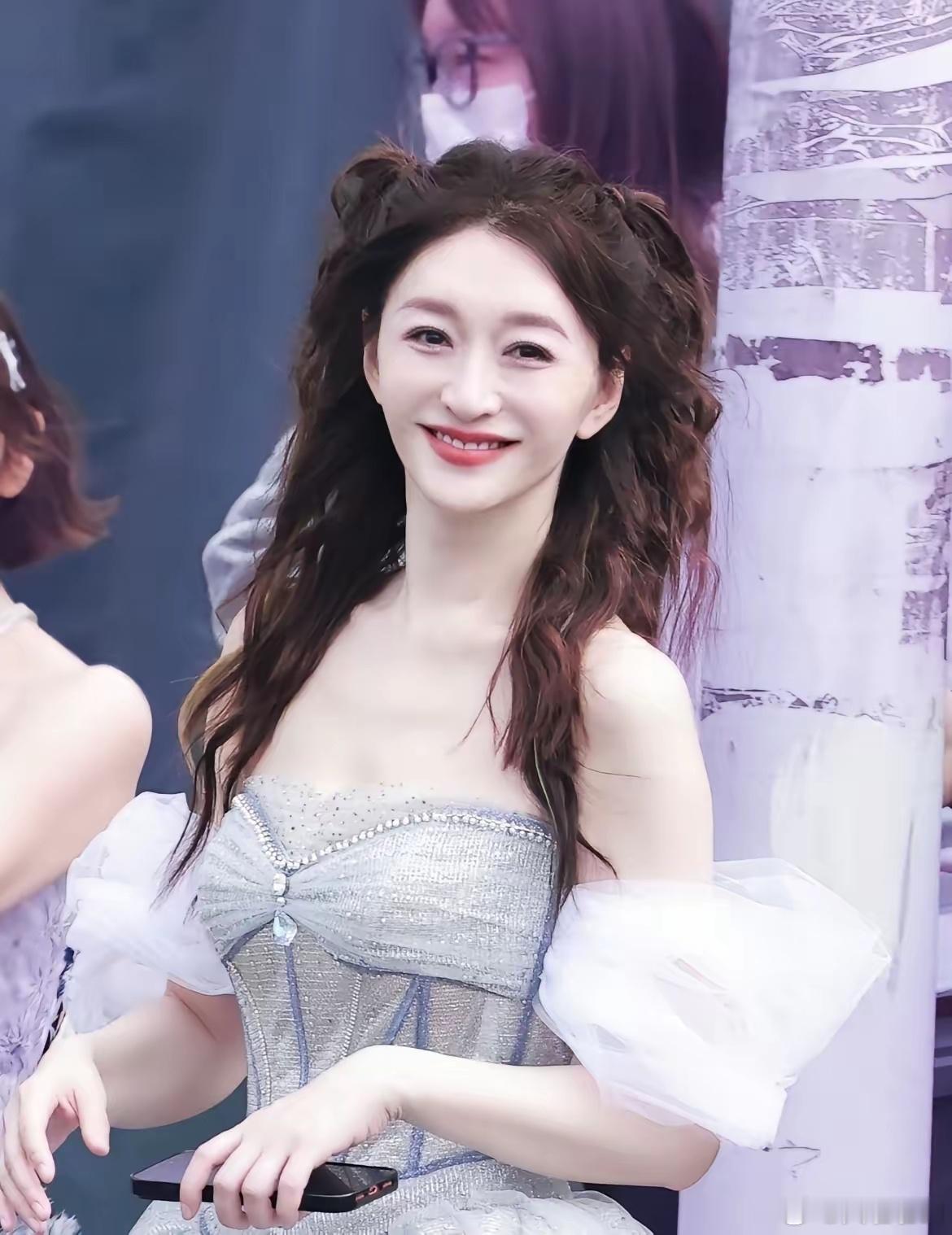 李小冉这波赢麻了，不是因为她在《乘风2026》排名第一，也不是她和王濛的关系很好