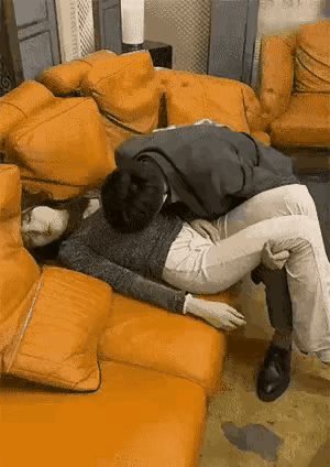 女子在聚会时喝得酩酊大醉，朋友给她老公打电话让他来接，之后便都离开了。她老公费了
