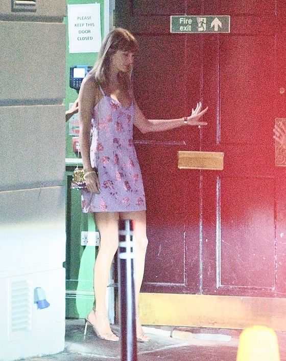霉霉TaylorSwift昨日新街拍所穿裙子价格折合人民币6709元/件，在街
