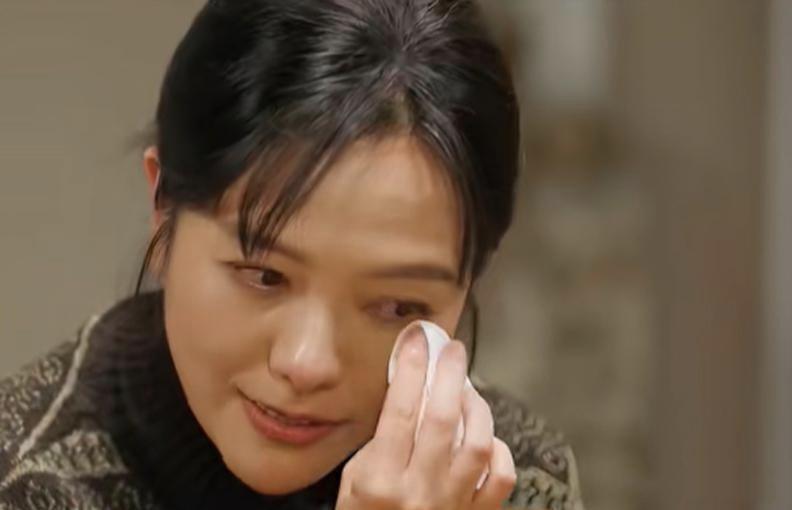 杨乐乐育儿近况刷屏热搜突然想起一位当年爆红星途大好的男艺人被母亲过度掌控误了