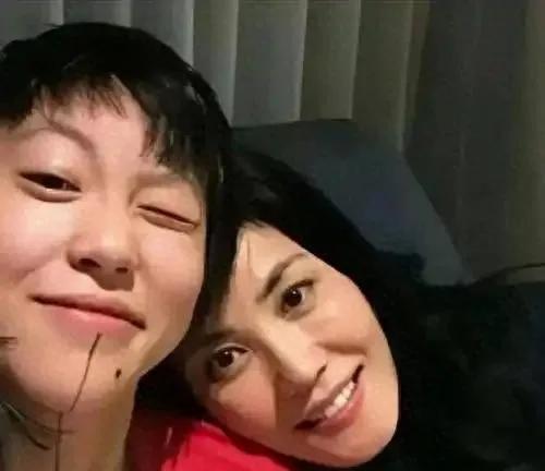 网友在西班牙偶遇窦靖童，度假打扮朴素，旧帆布包竟价值8800元。她生活接地气，继