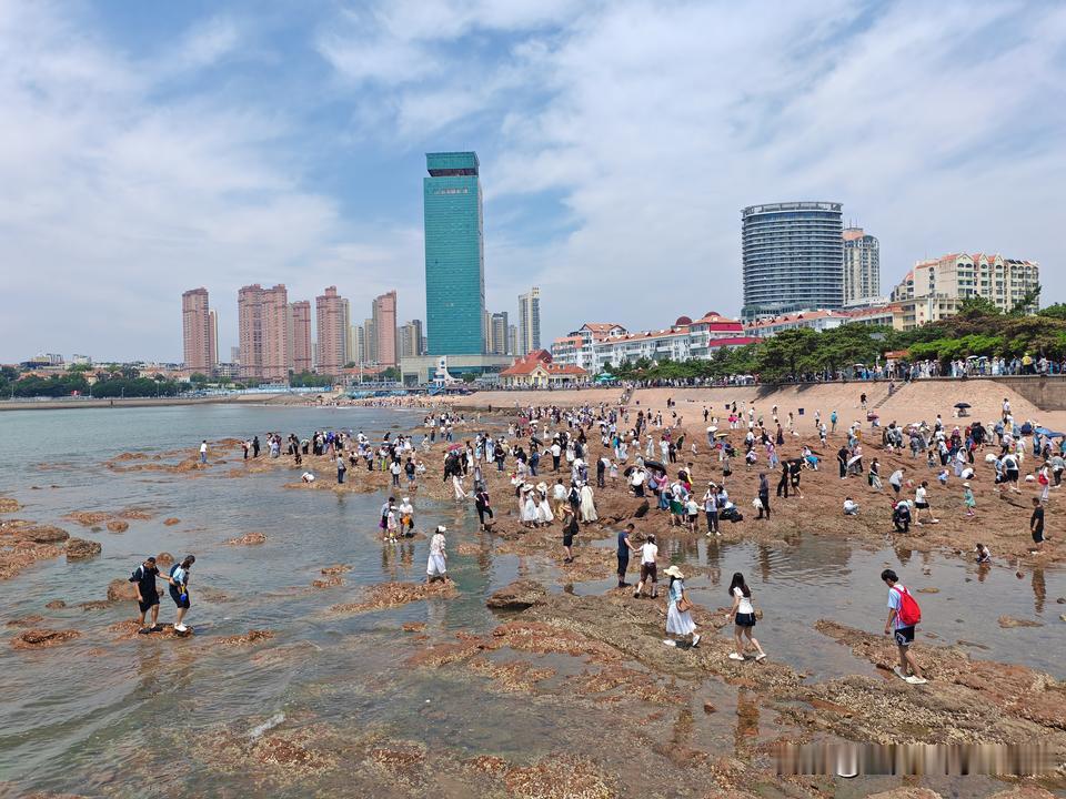 拍一张你的城市美景青岛栈桥，那可是这座城市的地标性建筑，始建于1892年，见证