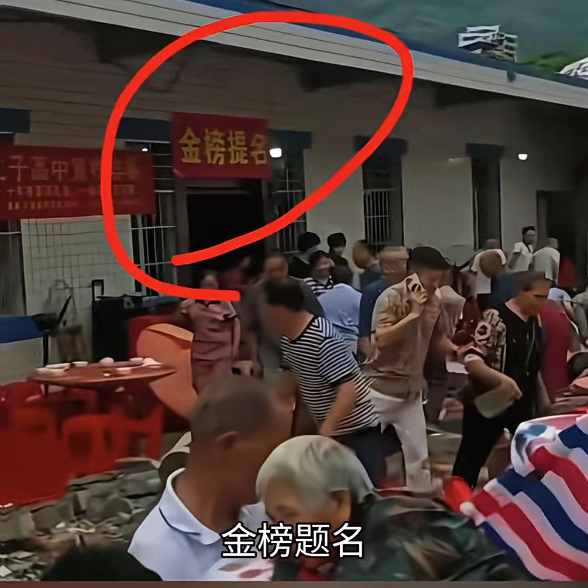 四川宜宾长宁升学宴事件，帽子叔叔把东家带走了！叔叔是为了东家的安全着想，担心