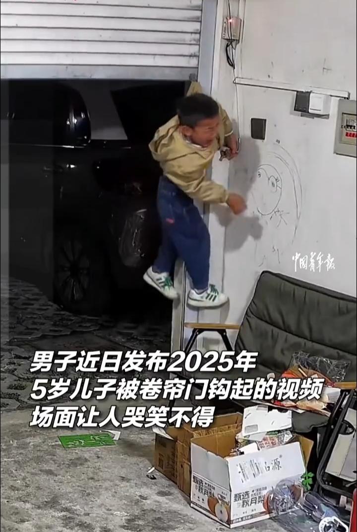 这真是只有亲爸才能干出来的事！江苏常州一个5岁男孩，因为他的姐姐急着去跳舞，但又