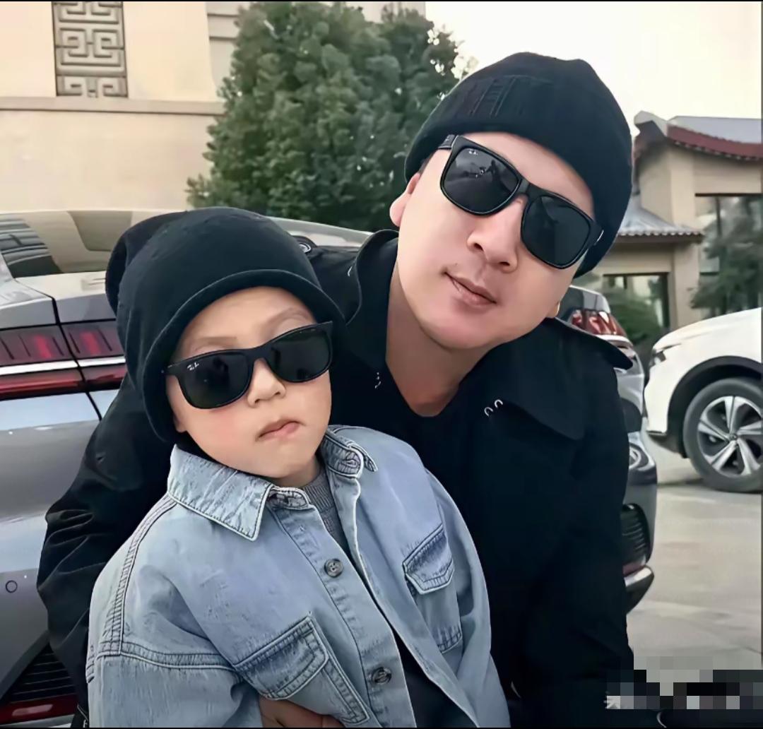 赖文峰儿子赖章鸿从小就很黏爸爸，估计应该是赖文峰带大的吧！从这些照片中可以看