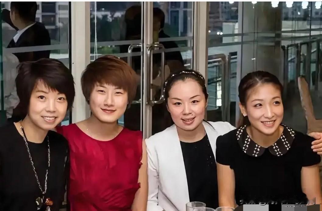 国乒四大金花的一张珍贵合影。左边两位是张怡宁、丁宁，右边两位应该也是大名鼎鼎的高