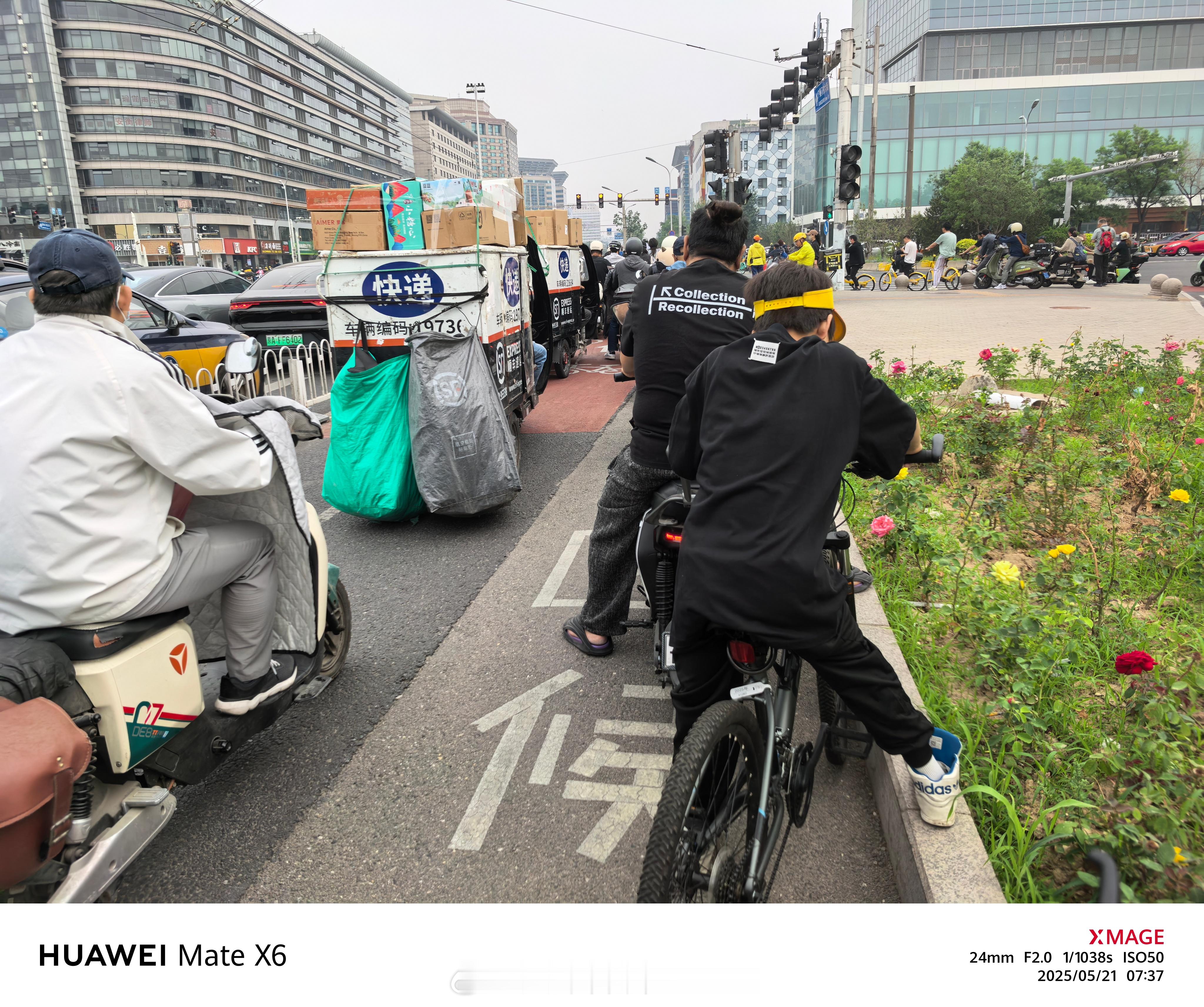 一早就加入早高峰骑行大军，路边偶遇应季的黄樱桃，买来尝尝味道！小满​​​