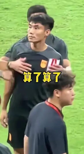国足球员暴怒欲冲观众席！球迷抄凳对吼：来啊，看谁人多！