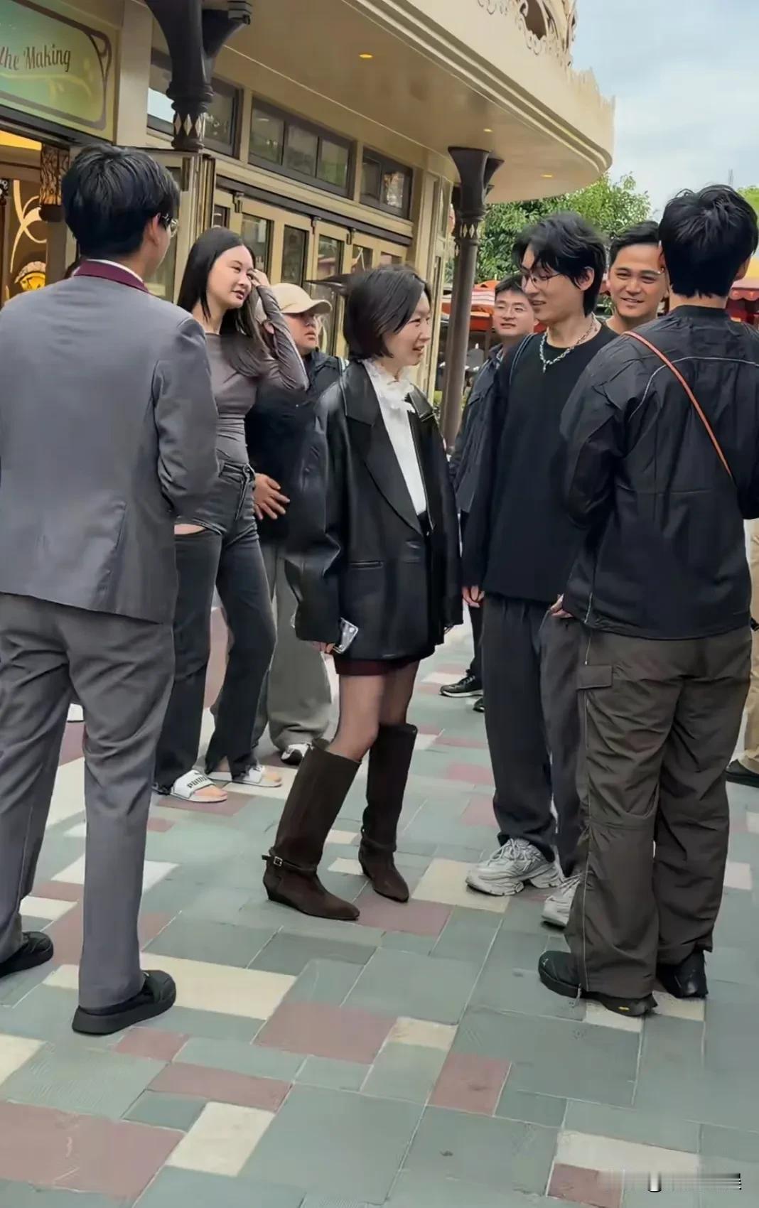 周冬雨和同班同学现身上海迪士尼，原来现实中她这么漂亮，又有辨识度，能被张艺谋挑中
