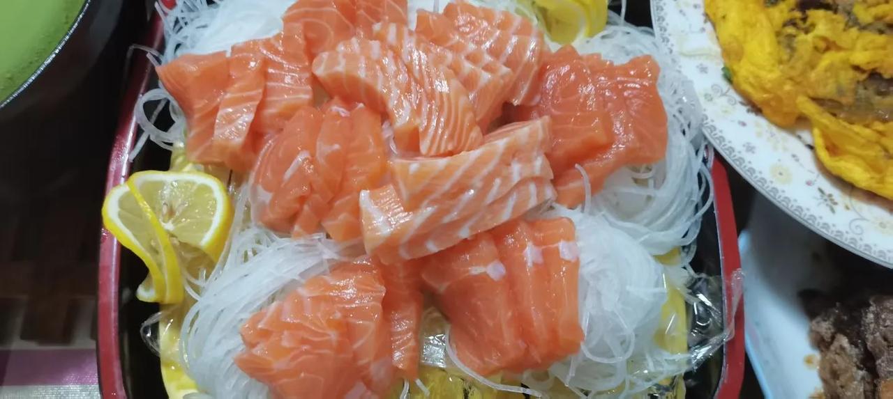 网友诸君能不能说出来，你第一次吃三文鱼是哪年？在哪里？哪个城市？什么饭店？跟谁吃