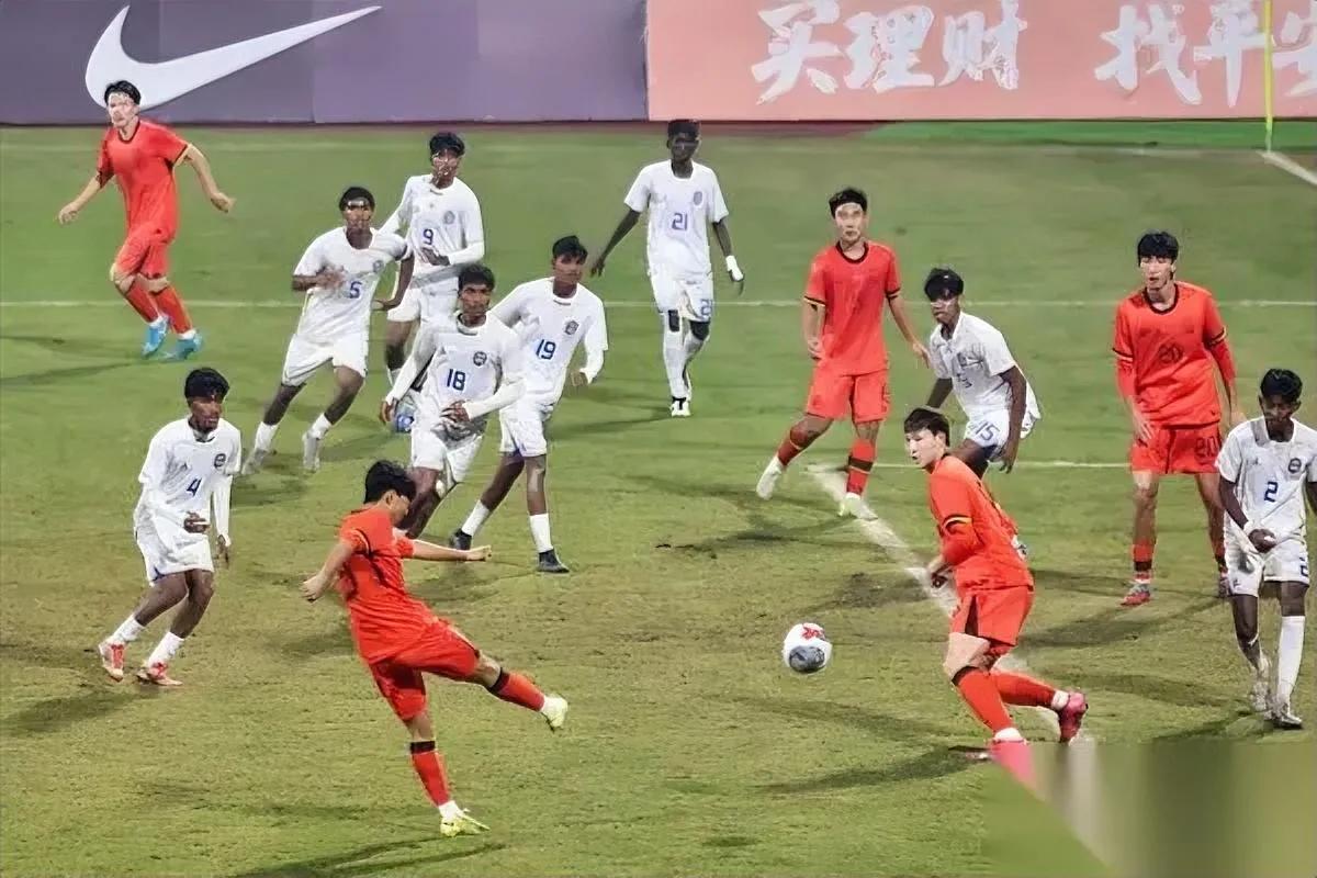 中国U17又双叒叕踢疯了！8-0横扫！四连胜太炸裂但真正考验还在后面…