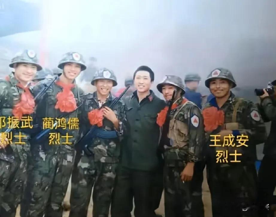 1986年I0月拔点作战出征合影留念。六位合影的战士，战斗结束后仅三人归队，祁