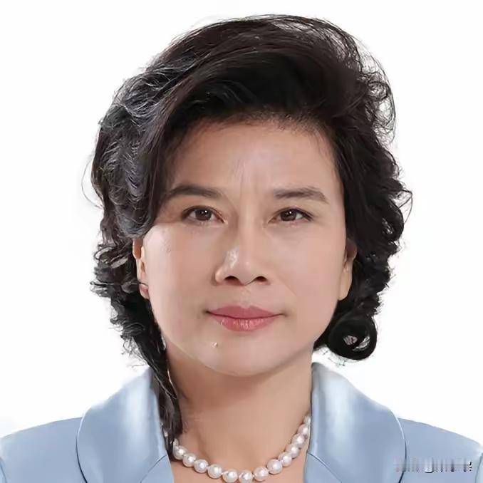 主持人问董明珠:“像你这么有财富有地位的人，亲戚朋友多吗？”董明珠说:“我没有亲