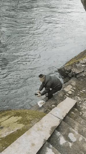 你随手捡起河里垃圾袋都比你这放生靠谱​​​