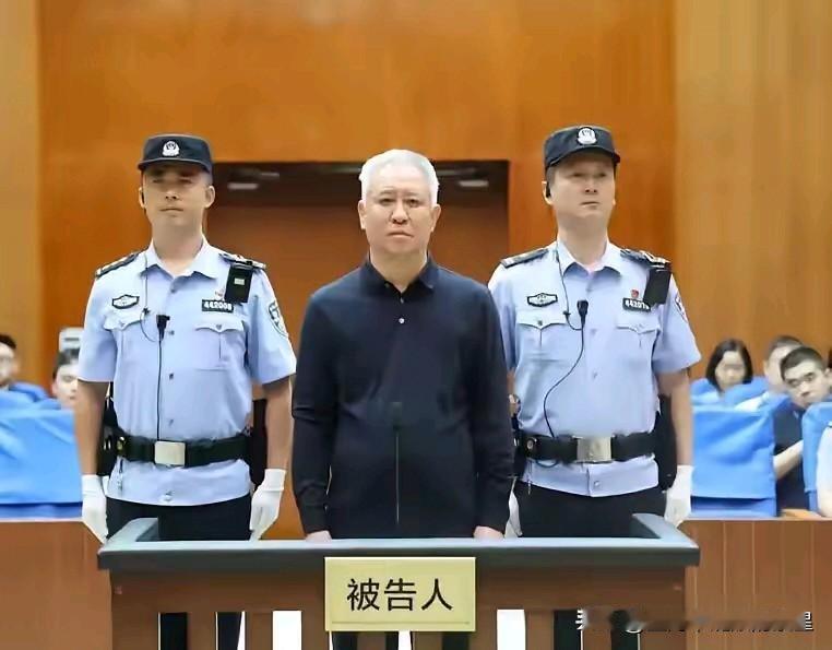 许家印出镜，除了满头白发，身材保养还算不错的！如果没有恒大金服，许家印在员工的心