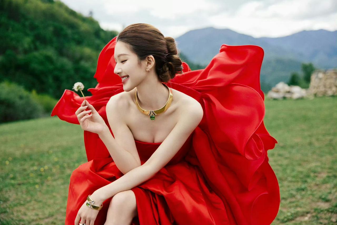 我的今日状态：😁轻松愉快我这里的天气：☀️晴天赵露思大红裙出发图封神！明