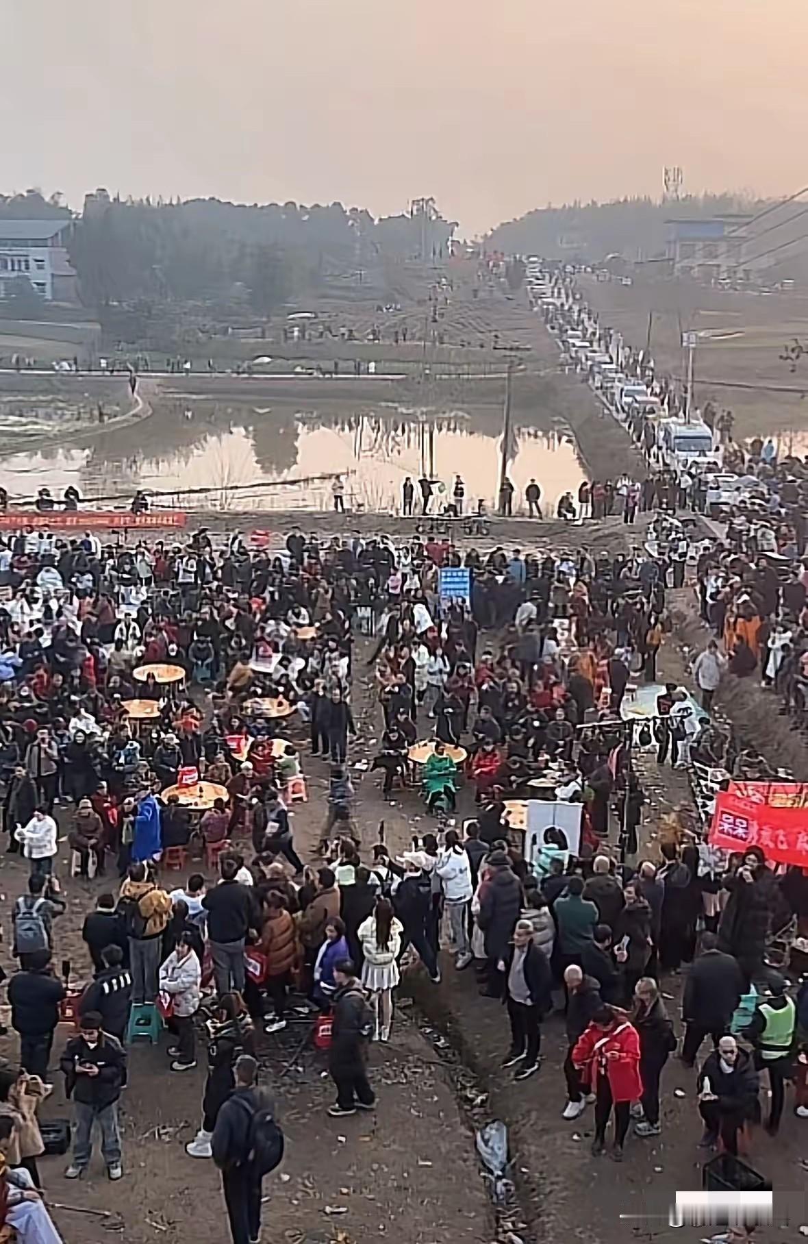 这反应速度，简直让人“头皮发麻”。​前脚刚爆出300桌的热度，后脚文旅局直接接