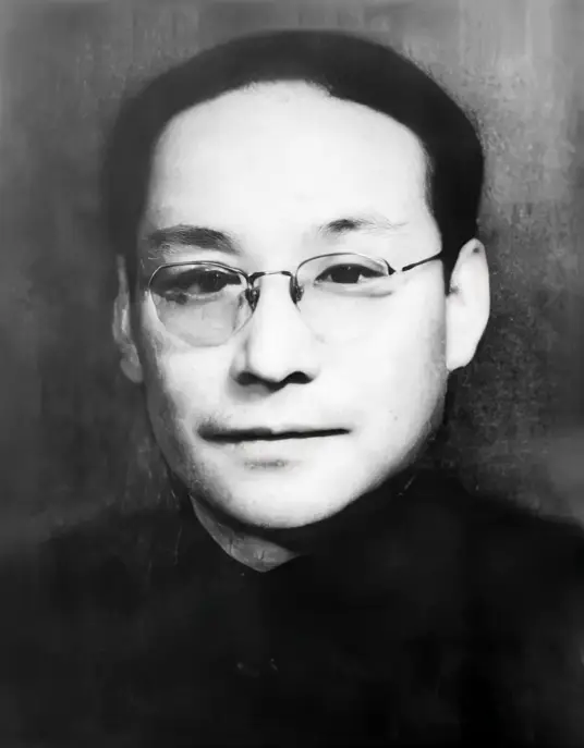 1958年冬天，潘汉年一个人坐在功德林的牢房里，外头下着雪，他看着那本翻旧的《资
