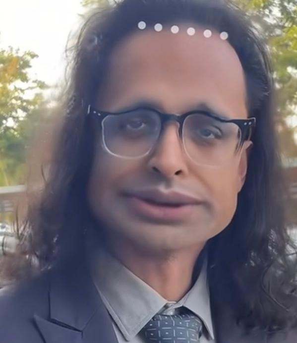 印度小伙在直播间被问啥时候回国，他直接摇头：不想走。他说在印度拍视频一个月才