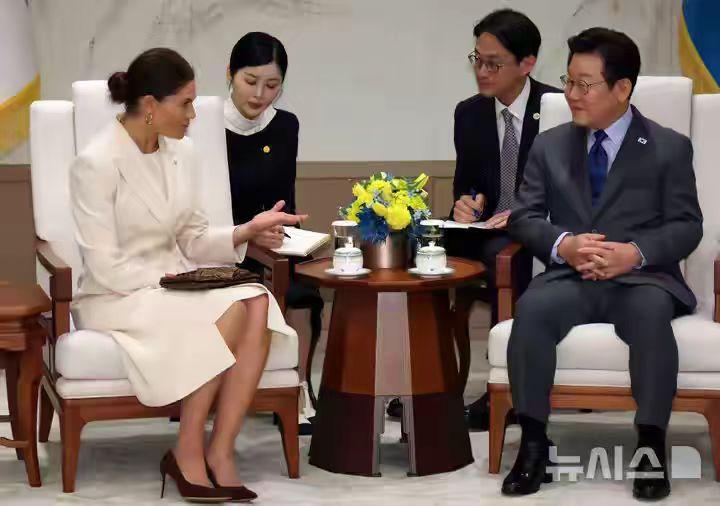 李在明的贴身美女翻译火了！她不仅是李在明的贴身翻译，也是瑞典女王储维多利亚访
