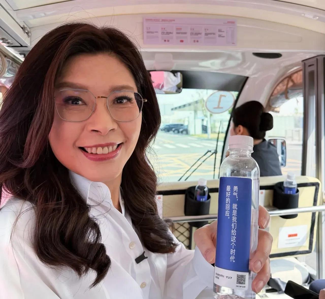 小米瓶装水出圈了。郑丽文回到台湾后，分享了小米瓶装水上的这段话:勇气，就是我们给