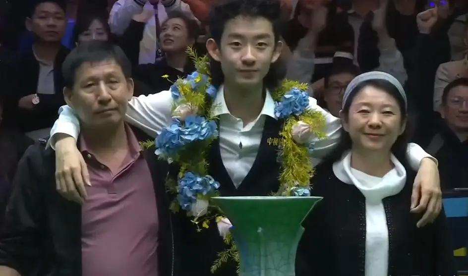 吴宜泽夺冠， 最开心的不是他， 应该是他的父亲。 2025年11月9