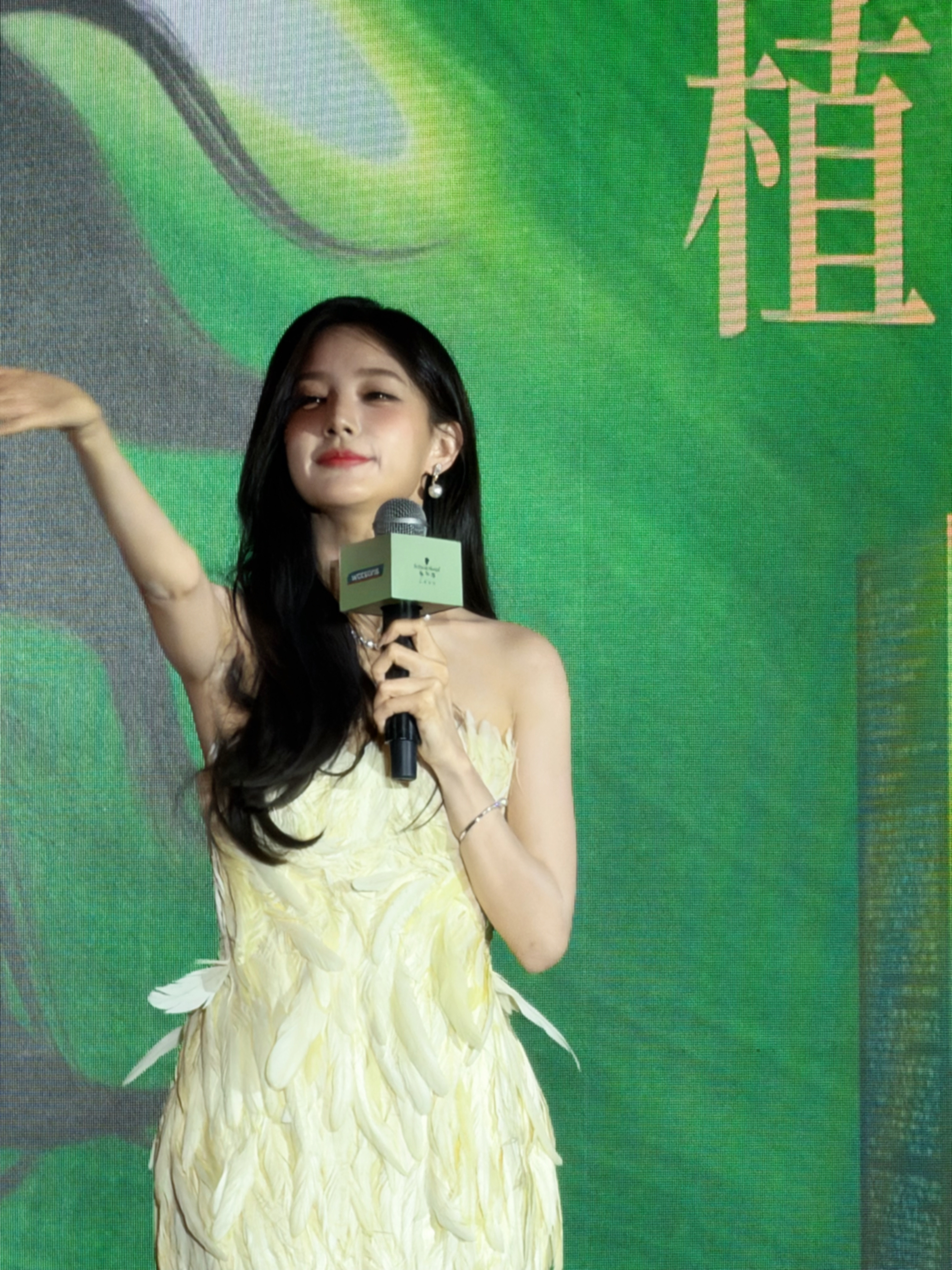 李一桐直播找凌玲李一桐直播里突然抱手瞪眼“我找凌玲！”，薛甄珠魂穿现场，这姑娘网