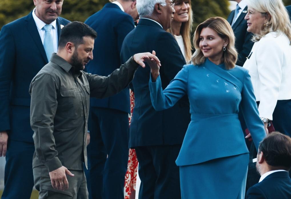 泽连斯基和妻子叶莲娜牵手的姿势，是想要跳一段舞吗？叶莲娜看向泽连斯基的眼神是在