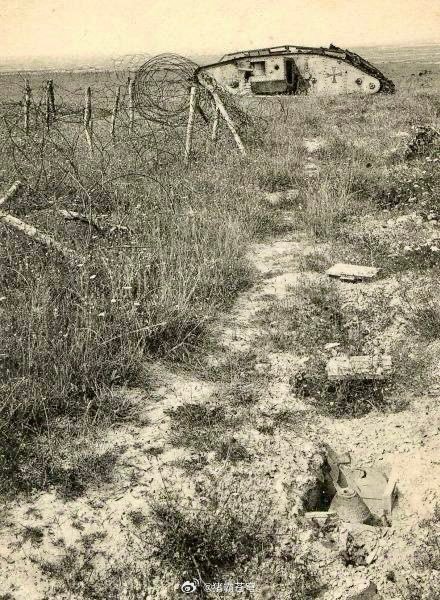 1916年索姆河战役中，英国坦克首次亮相，德国人随即紧急研制出第一批反坦克地雷。