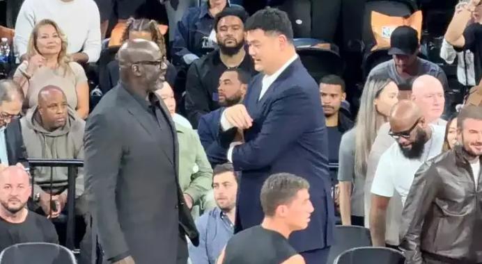 NBA中国赛重返赛场，不仅是篮球迷的狂欢，更成了一场跨界大佬的集结盛宴。篮网队