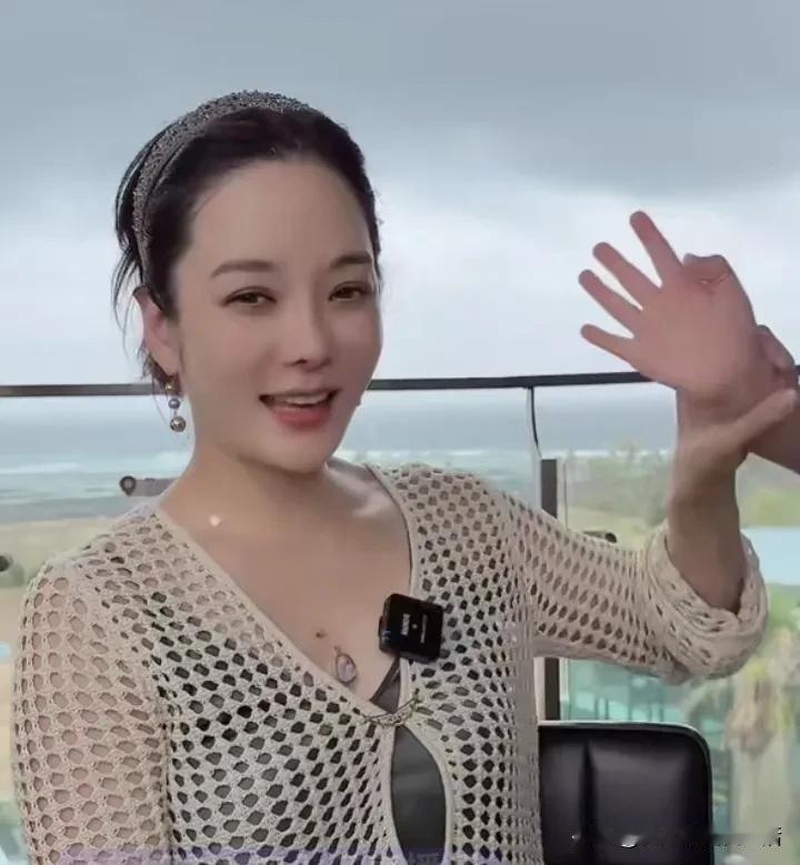 韩国演员蔡琳开启了直播带货。但是评论区有人对她表示反感。原因就是她曾经对前夫高