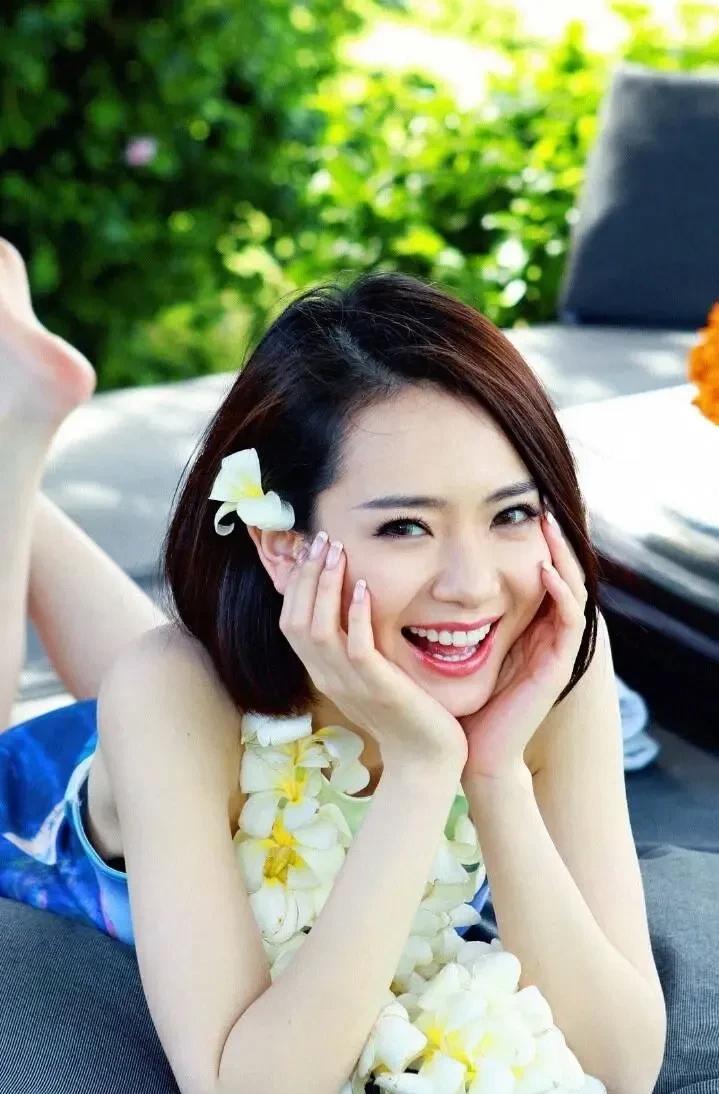 看年轻时期戚薇有多漂亮啊！简直就是“美”的代名词，活泼又美丽，非常的清纯。那时