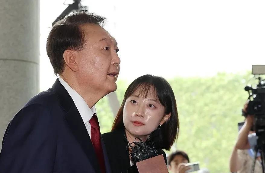韩国内乱特检组于28日晚上9点50分左右结束了对前总统尹锡悦的讯问，并通报称其正