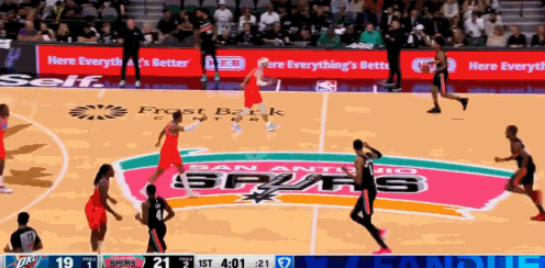 罚球线三步？文班亚马这球没法防！在今天NBA常规赛马刺对阵雷霆的第一节比赛中，