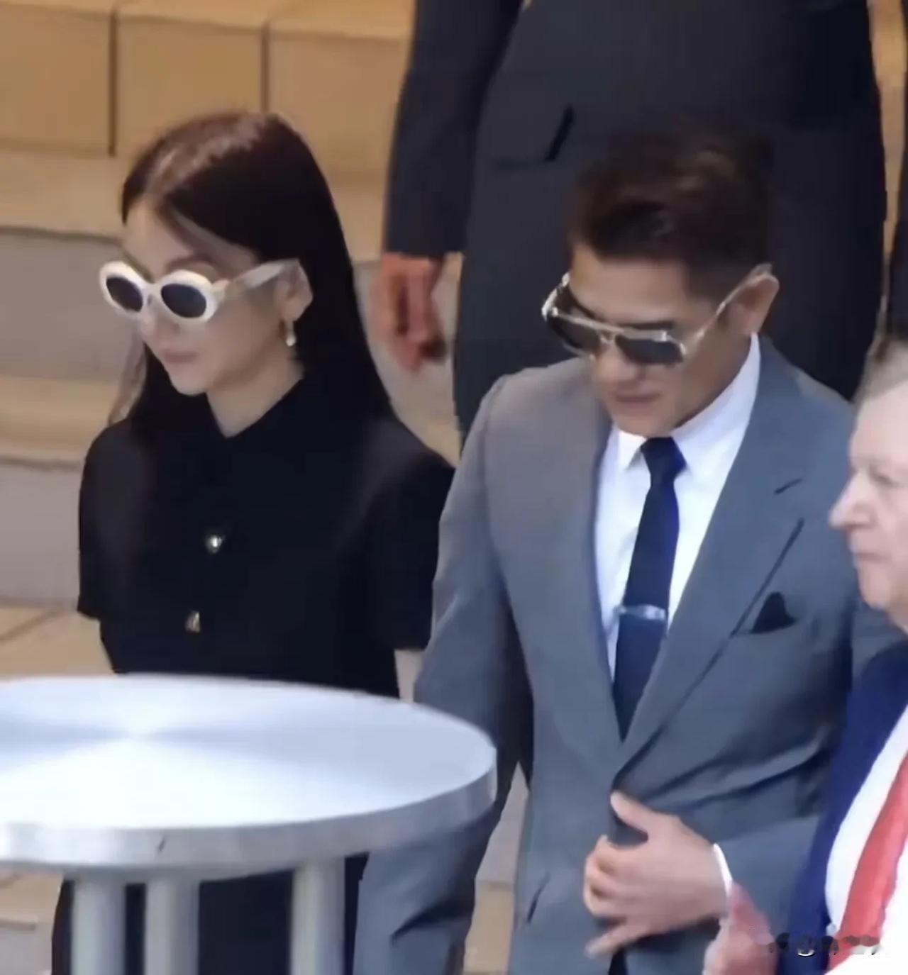 方媛最近怀三胎了，郭富城也化身宠妻狂魔，不停的带着方媛看马赛，而且还是手牵手，仿