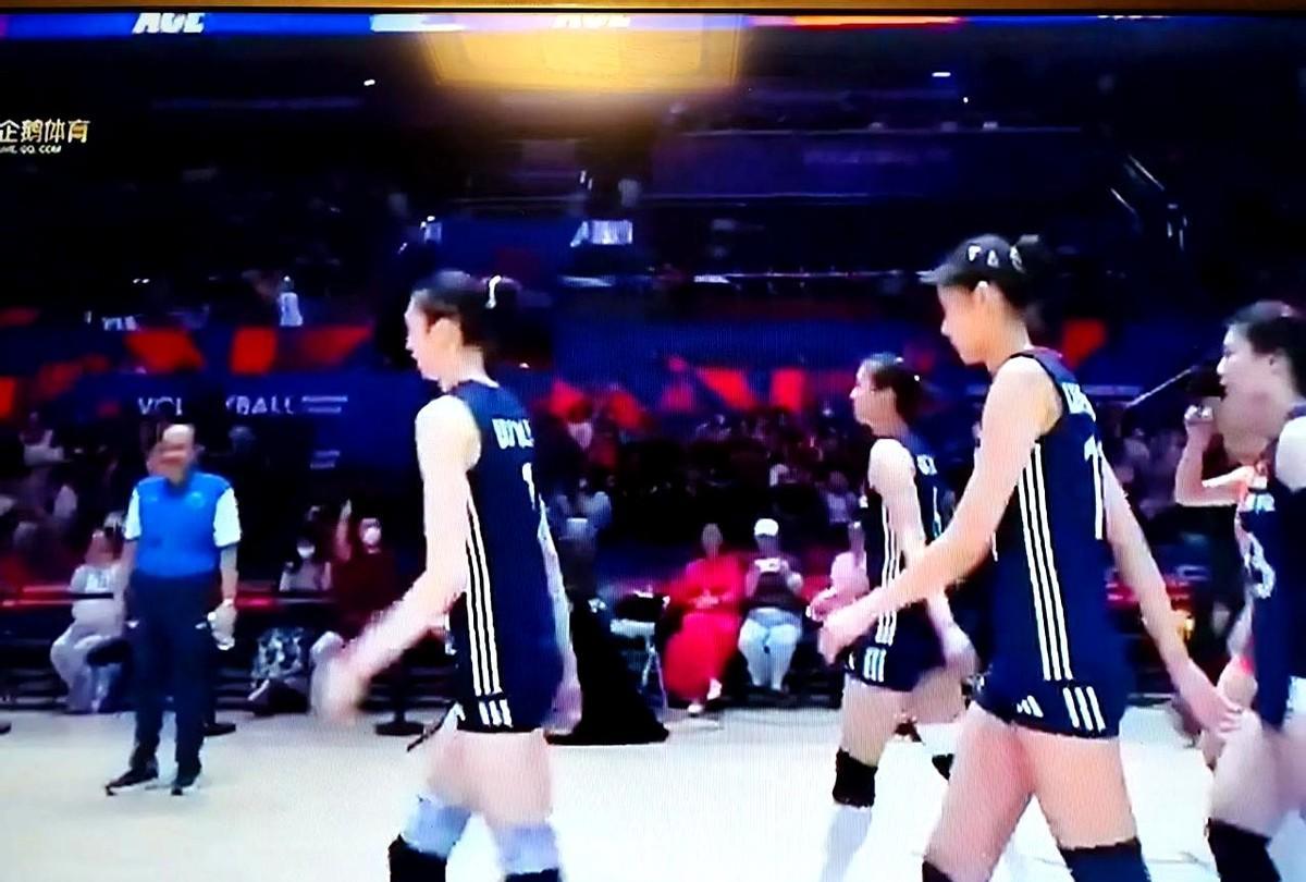 世界女排联赛北京站的比赛，中国女排对阵法国女排，中国女排25：17拿下第一局。
