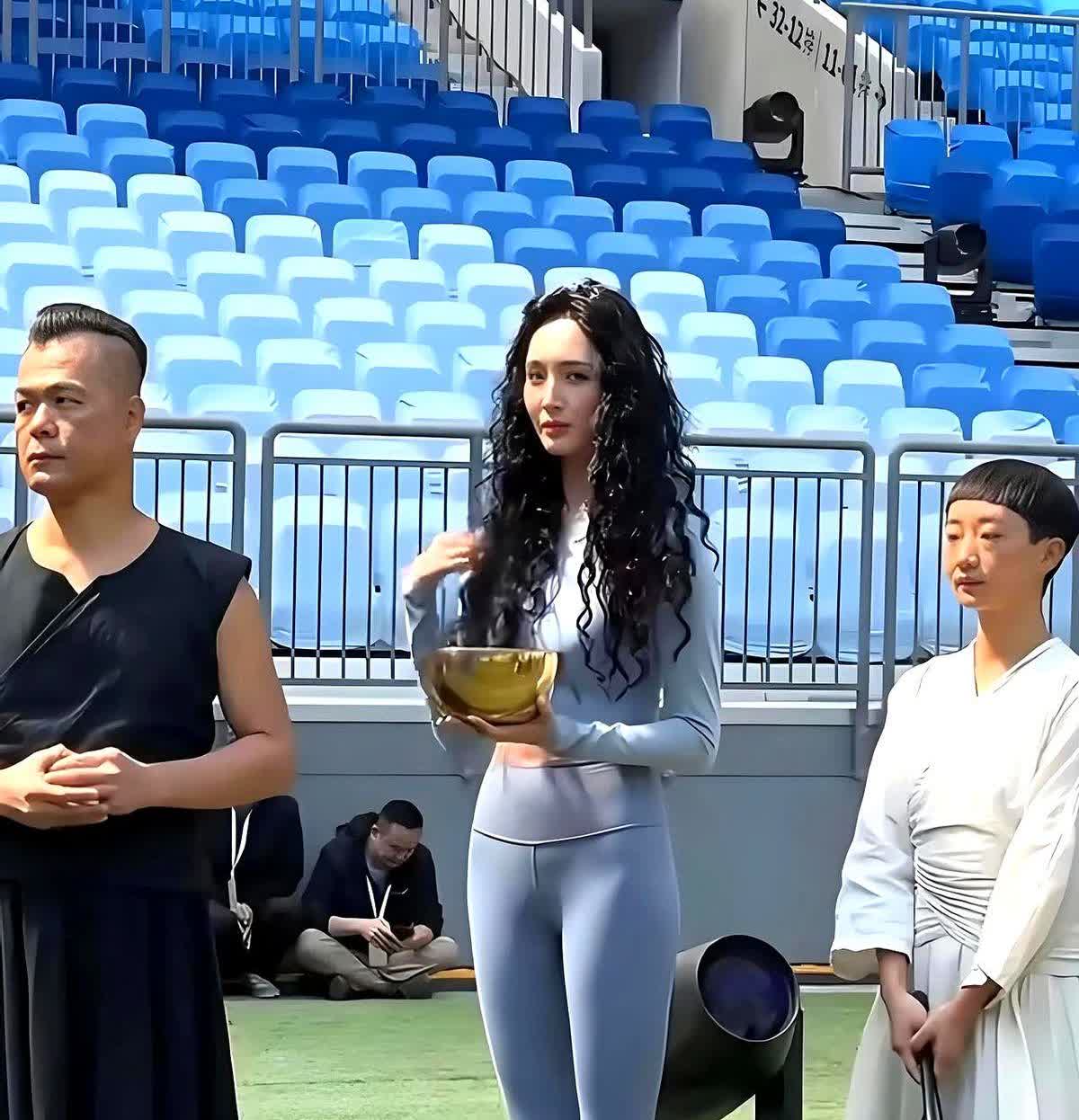 大家看看，捧个碗，光着脚，身穿紧身裤，这是在干啥呢？被下面这几张图片整的