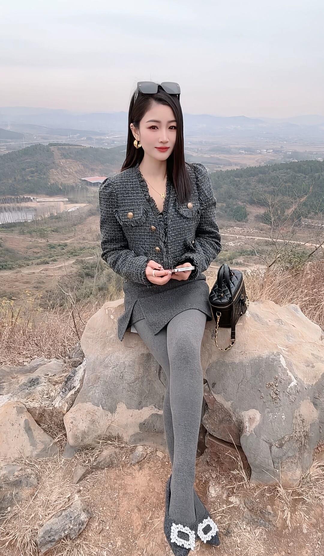温柔风穿搭，灰色毛衣搭配黑色小包，享受山间美景。