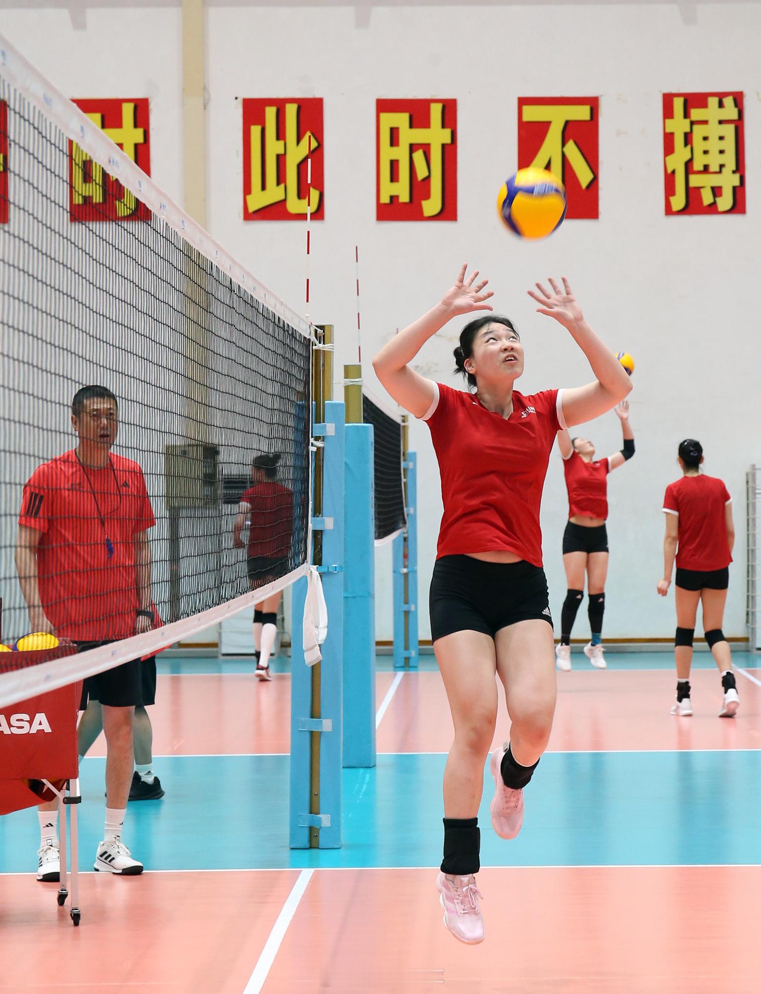 【张籽萱说争取更进一步[加油]】作为首次入选中国女排的年轻队员，年仅16岁的张