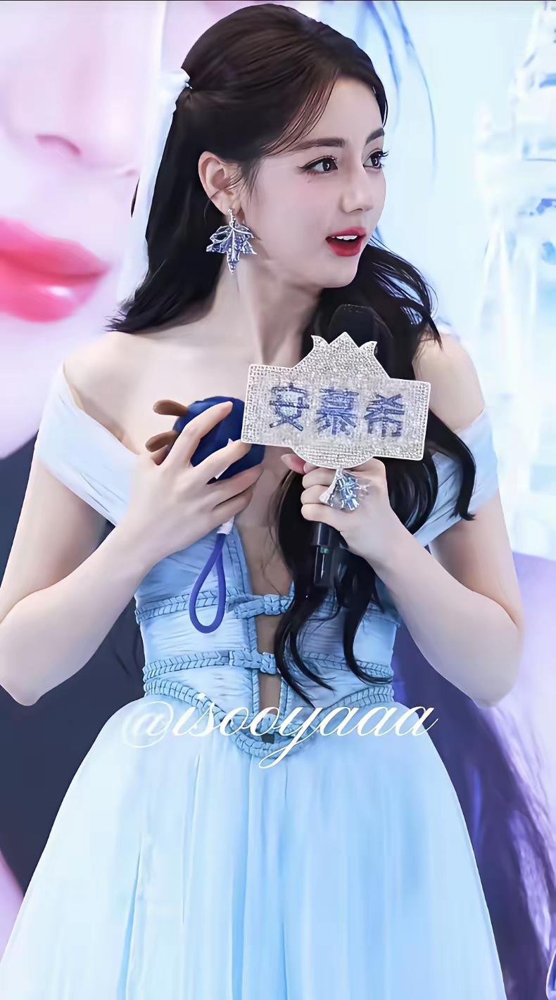 在参加活动时，迪丽热巴穿的裙子造型有点独特，这可把她难为坏了，一会儿不捂胸，一会