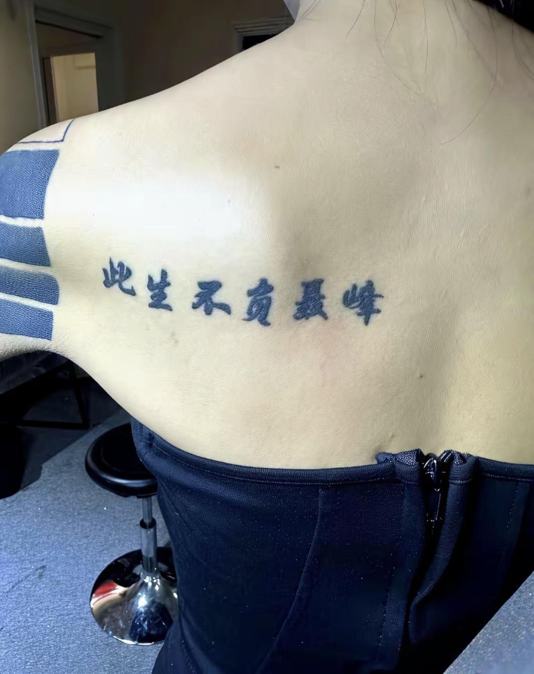 我一直觉得海誓山盟是70后干的事，那时候小学喜欢在课桌上刻早字，中学喜欢不求同年