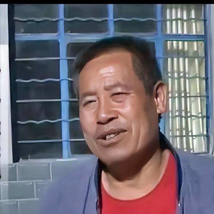 陕西延安一男子收留1个精神失常的老太太，谁料，老太太在他家，一住就是18年。老太