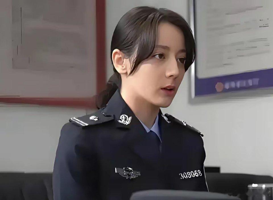 《利剑玫瑰》大结局​林然在最后一集终于找到了，邓妍（迪丽热巴饰）去找她的时候，她
