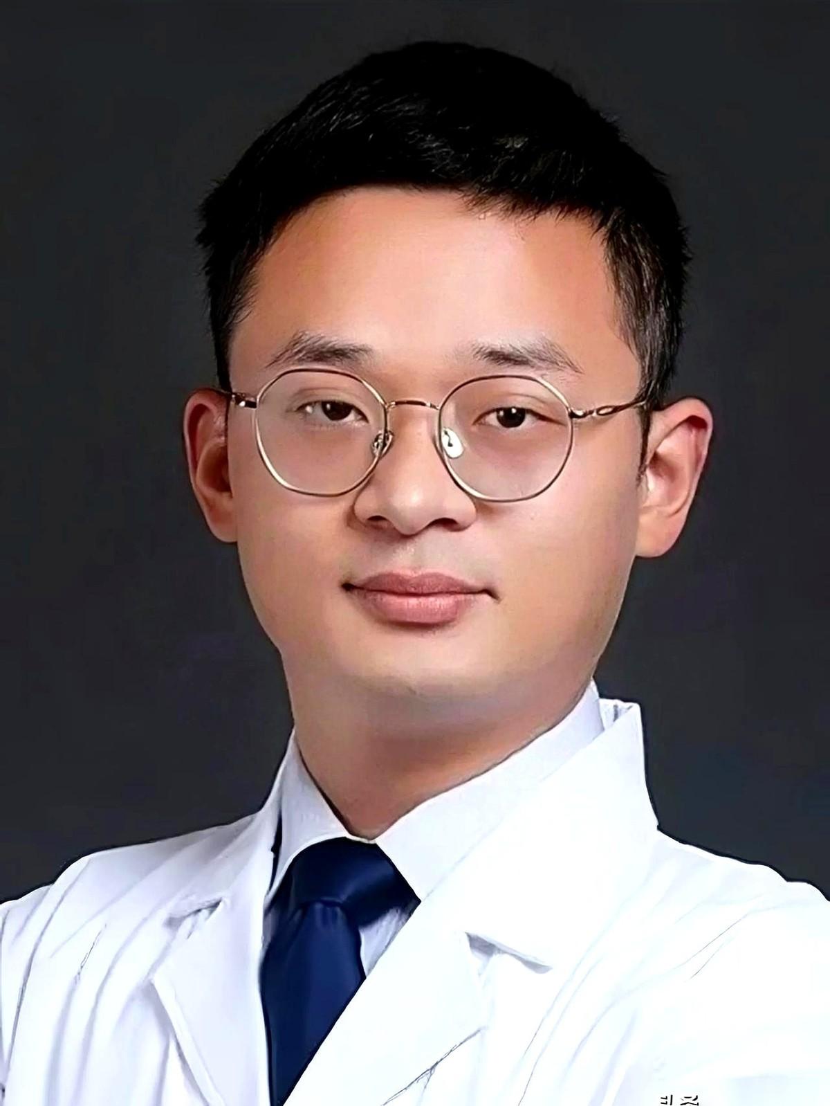 海南，浪花卷起一道惊呼。有人溺水了！就在所有人手足无措时，一个男人猛地冲了出去