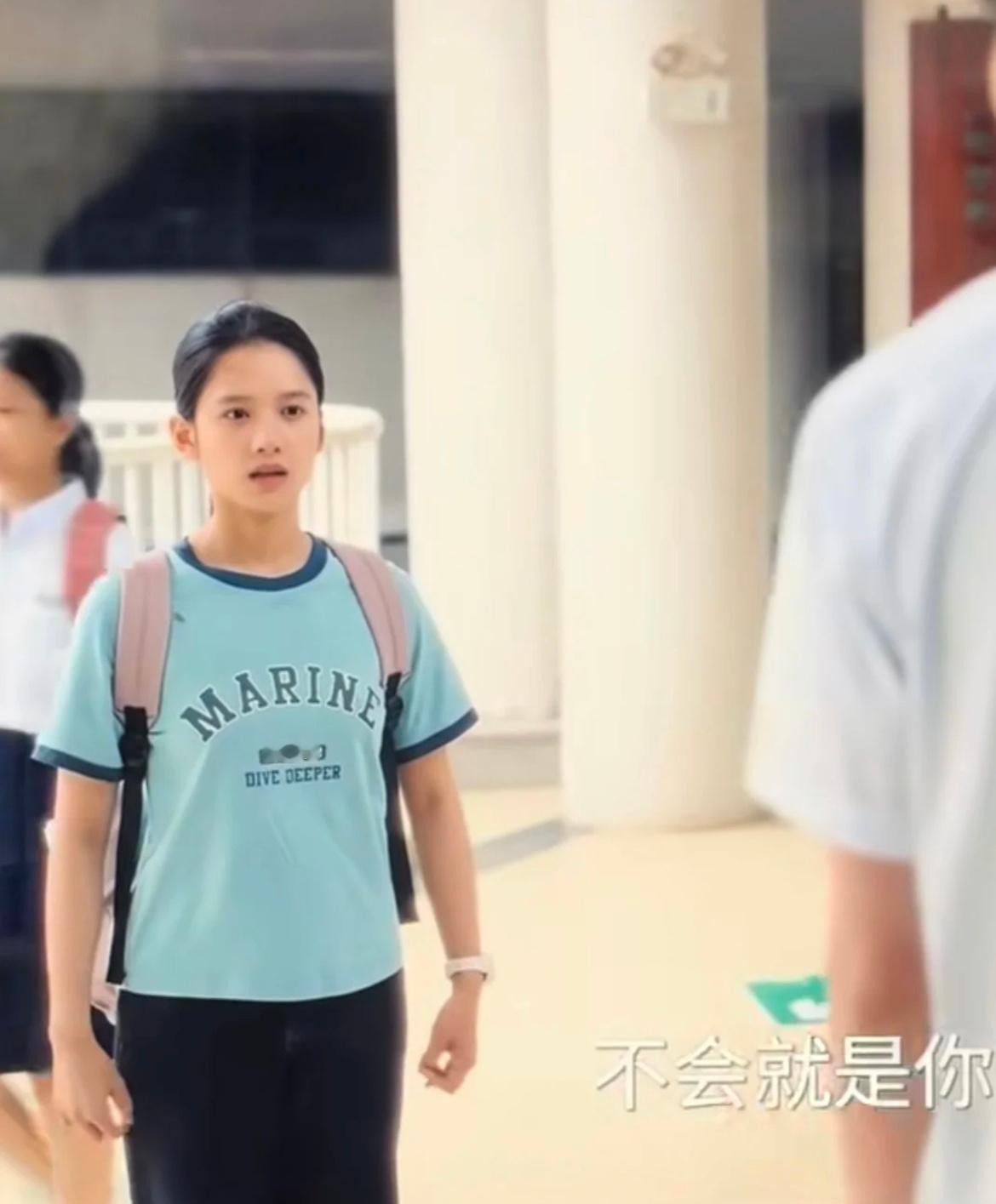 张婧仪圆领短袖终于有真上过学的导演了，焕羽的导演和编剧是真读过书哈，这个妆造也